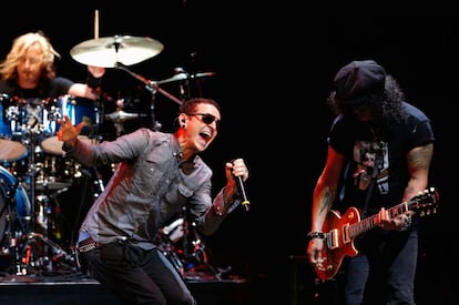 Chester Bennington e o guitarrista Slash durante um show em Los Angeles, Califórnia, em 30 de maio de 2013.