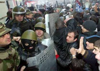 La policía antidisturbios intenta contener a los manifestantes georgianos antes de que irrumpieran en el Parlamento.