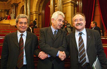 Pasqual Maragall (centro) estrecha la mano a Joan Saura (izquierda) y Josep Lluís Carod, tras ser investido presidente de la Generalitat.