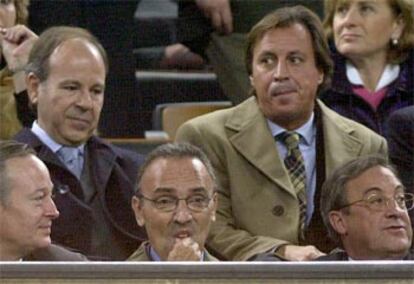 Joan Gaspart, en el palco junto a Josep Piqué y Florentino Pérez, durante el clásico.