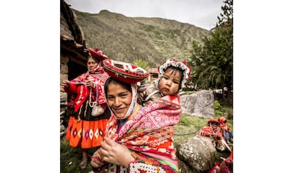 Comunidad de Willoq, en Cuzco, Perú. En los Andes peruanos los textiles tradicionales quechuas se tejen en un telar de cintura portátil con lana de alpaca y de oveja. Los tejidos andinos tienen una rica tradición iconográfica. Los diseños se transmiten a lo largo de generaciones de tejedores y se inspiran en la agricultura, la fauna y la flora de la región, fenómenos astrológicos, formas humanas, masas de agua y diseños geométricos.