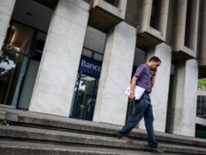Un hombre camina frente a una entidad bancaria en Caracas (Venezuela). EFE/Archivo