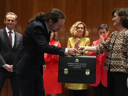 La vicepresidenta primera del Gobierno, Carmen Calvo, entrega la cartera al nuevo vicepresidente segundo, ministro de Derechos Sociales y Agenda 2030, Pablo iglesias.