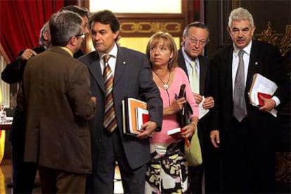 De izquierda a derecha, Joan Saura, de espaldas, Artur Mas, Manuela de Madre, Josep Piqué y Pasqual Maragall, a la salida de la reunión sobre la reforma del Estatuto, en el Parlamento catalán.