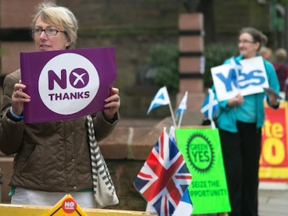 Partidarios a favor y en contra de la independencia escocesa en Edimburgo, el 18 de septiembre