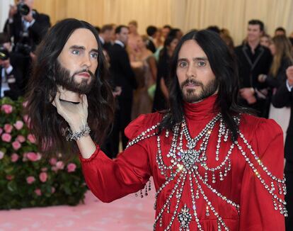 Jared leto con la réplica de su cabez en la Gala Met celebrada en mayo de 2019.