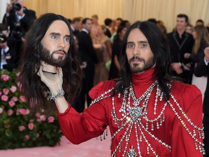 Jared leto con la réplica de su cabez en la Gala Met celebrada en mayo de 2019.