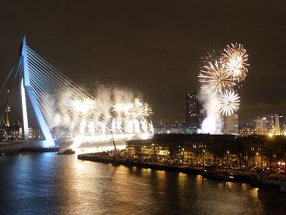 Festival de fuegos artificiales en el puente Erasmo durante la última noche del año en Róterdam (Holanda).