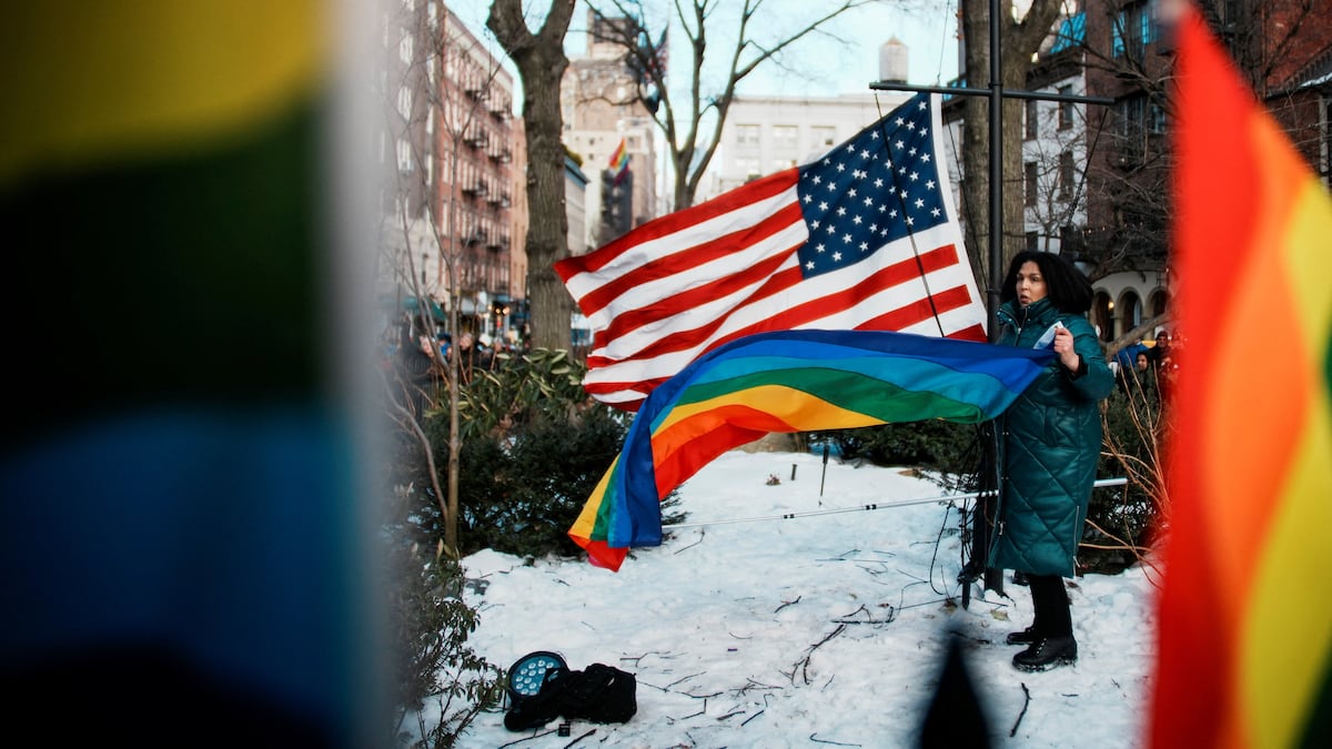 La bandera LGTBIQ+ regresa a Stonewall desafiando al Gobierno de Trump ...