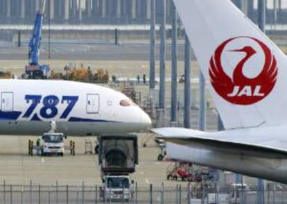 En la imagen, personal inspeccionando un avión Boeing 787 Dreamliner de la aerolínea All Nippon Airways (ANA) junto a uno del mismo modelo pero de Japanese Airlines (JAL) (d) en el aeropuerto de Haneda, en Tokio, Japón. EFE/Archivo