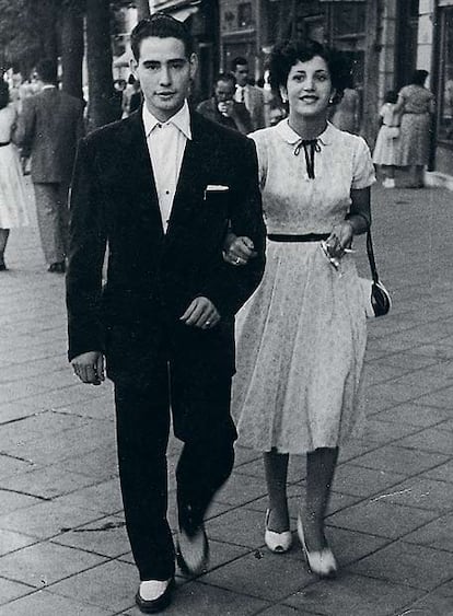 Gervasia, de Toledo, y su marido, un madrileño puro, caminan elegantemente en 1960.