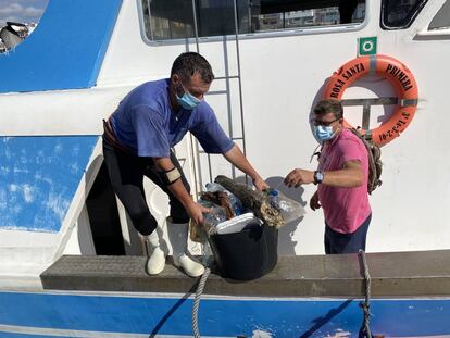 Descargando la basura atrapada por las redes. J.C. CAPEL