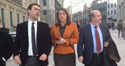 Mario Jiménez, a la izquierda, junto a otros dirigentes del PSOE hoy en Madrid.
