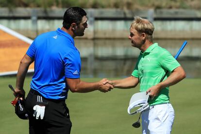 Jon Rahm, a la izquierda, estrecha la mano de Kjeldsen despu&eacute;s de derrotarlo.