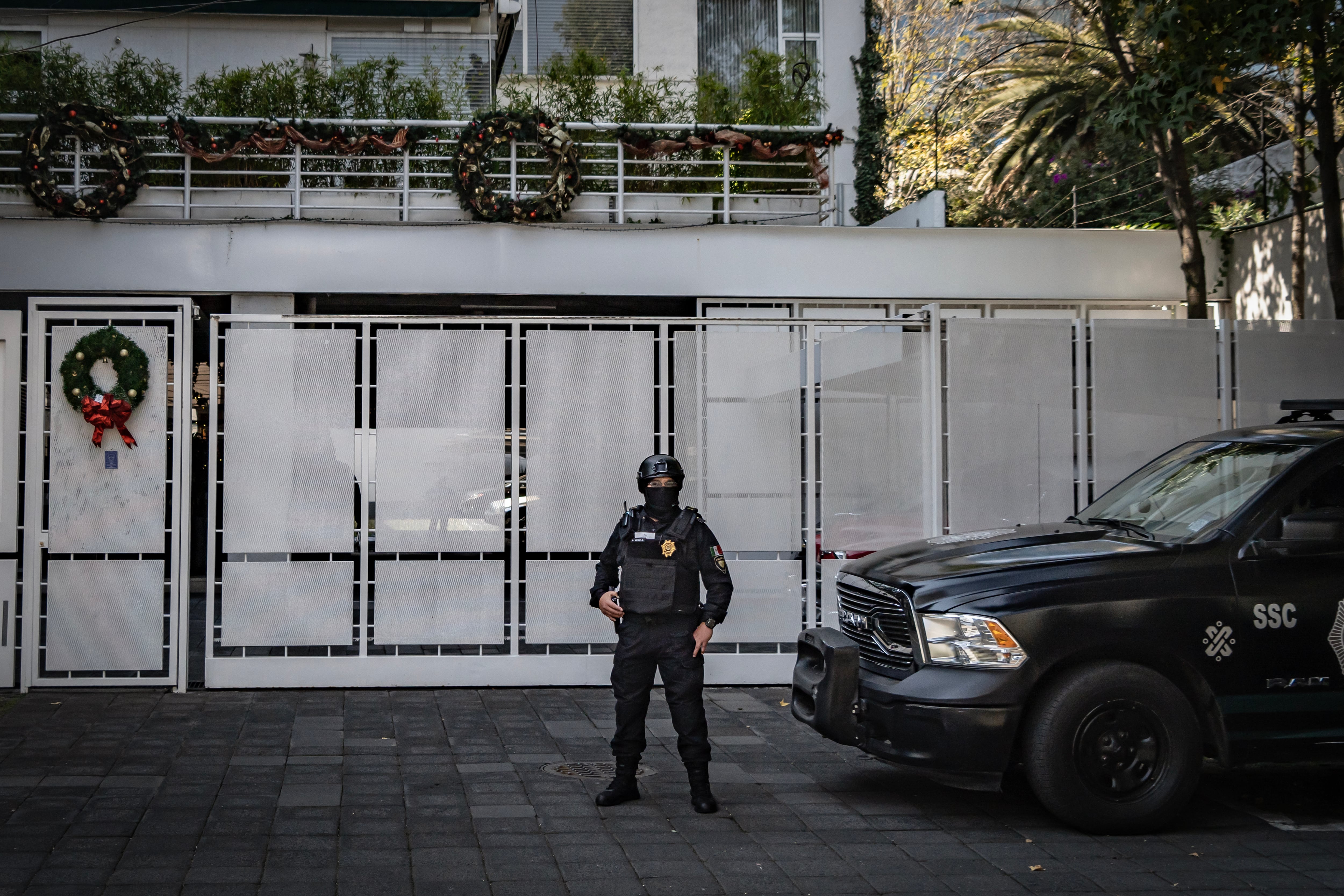 Un elementos de seguridad resguarda el domicilio de Ciro Gómez Leyva, en Ciudad de México, el 16 de diciembre de 2022.