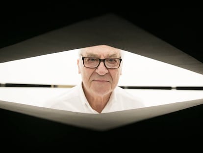 El artista Luis Camnitze, en el museo Reina Sofía, en Madrid