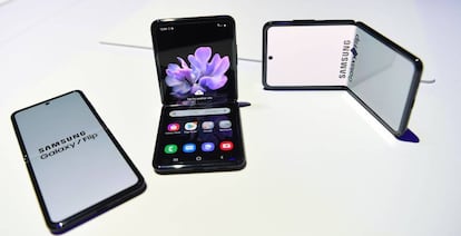 Samsung presenta su nuevo smartphone plegable, el Z Flip, que recuerda a los antiguos móviles de concha.