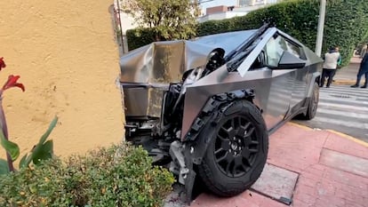 Una camioneta Cybertruck de Tesla impactada contra una vivienda en la colonia San Miguel Chapultepec, este viernes en Ciudad de México.