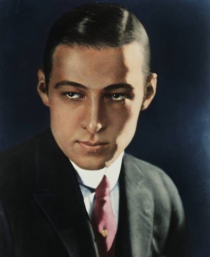 Retrato publicitario coloreado de Rodolfo Valentino fechado en 1920. Se le solía vender como "the great lover", o sea, "el gran amante".