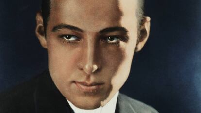 Retrato publicitario coloreado de Rodolfo Valentino fechado en 1920. Se le solía vender como "the great lover", o sea, "el gran amante".