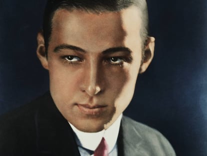 Retrato publicitario coloreado de Rodolfo Valentino fechado en 1920. Se le solía vender como "the great lover", o sea, "el gran amante".