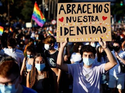 Un jove amb una pancarta en una manifestació a València.