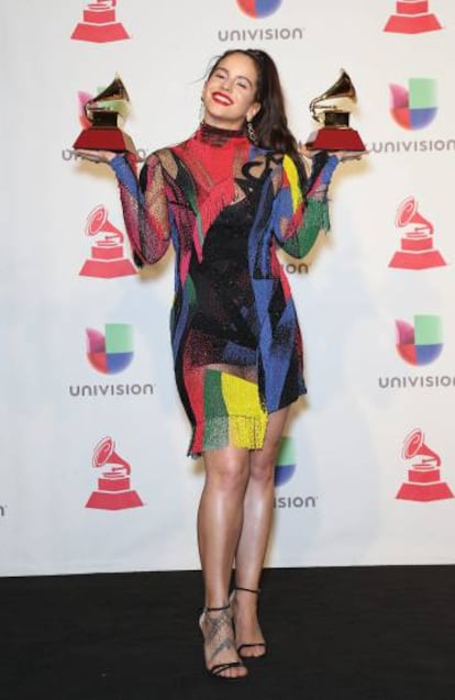 Rosalía con su dos premios Grammy Latinos, en Las Vegas, el pasado noviembre.