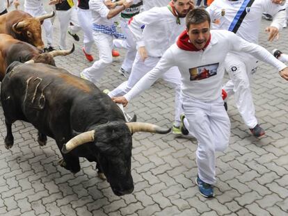 Corredores en el octavo encierro de los sanfermines 2017.