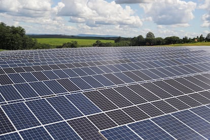 Una granja de paneles solares fotovoltaicos en Porto Feliz, Brasil, en 2020.