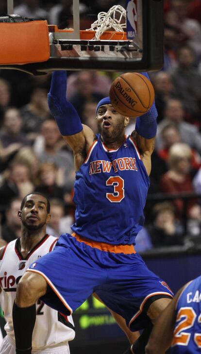 Kenyon Martin, de los Knicks, machaca el aro de los Blazers.