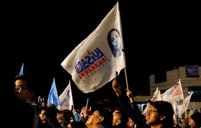 Simpatizantes de la candidata presidencial Luisa González, la noche del domingo en Quito.
