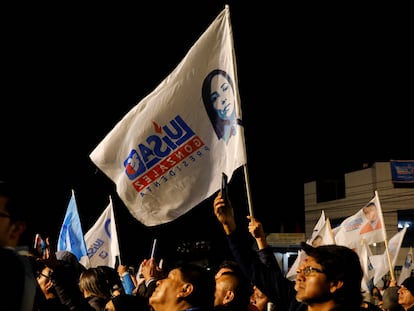 Simpatizantes de la candidata presidencial Luisa González, la noche del domingo en Quito.