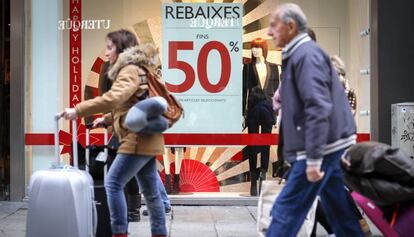 Una tienda con las rebajas ya iniciadas, ayer en Barcelona.