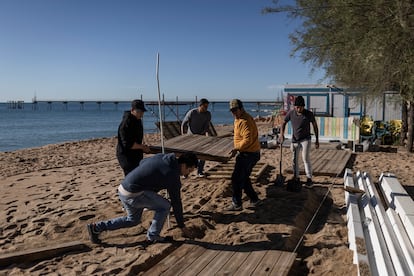 Efectos del temporal Nelson, las playas de Badalona han perdido mucha arena. Operarios reubican la terraza de un chiringuito a tocar del paseo Marítimo unos metros atrás de donde la tenían montada ayer en la playa de la estación.