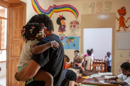 Nacho Gutiérrez Tapia, coordinador de los centros de Cruz Blanca, abraza a una de las niñas acogidas en la casa familiar que la fundación tiene en el barrio de la Vegueta, en pleno casco histórico de Las Palmas.