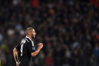 Karim Benzema celebra que ha marcado el gol que le ha dado la victoria al Real Madrid.
