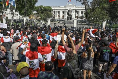 Ciudadanos celebrando la renuncia de Manuel Merino a la Presidencia peruana, en Lima (Per).