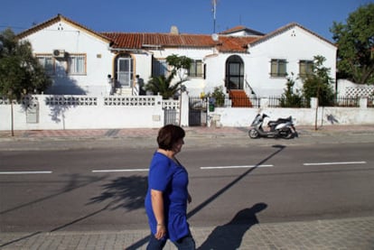 Una vecina pasea por las calles recientemente asfaltadas de la Colonia militar Arroyo Meaques.