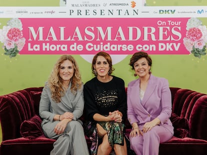 La psicóloga Silvia Congost, la fundadora de Club de Malasmadres Laura Baena y la periodista Cristina Villanueva en la presentación de 'Malasmadres On Tour. La Hora de Cuidarse'.