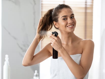 El uso de un termoprotector evita que el cabello se vea apagado y le aporta brillo. GETTY IMAGES.