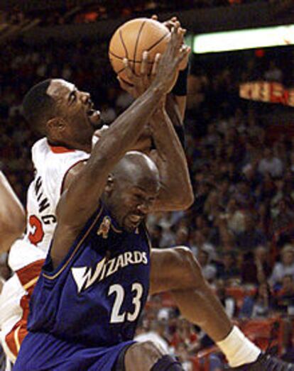 Michael Jordan lucha por un rebote con Alonzo Mourning.