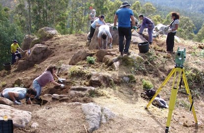 Arqueólogos excavan el santuario precristiano descubierto en un monte de Coirós (A Coruña).