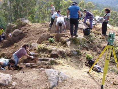 Arqueólogos excavan el santuario precristiano descubierto en un monte de Coirós (A Coruña).