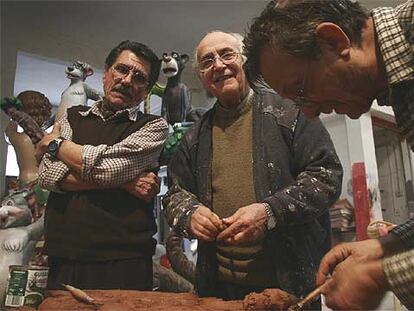 El Tío Paco, Pepe Azpeitia (escultor madrileño casado con una gitana) y Manolo, en un taller fallero.