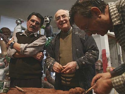 El Tío Paco, Pepe Azpeitia (escultor madrileño casado con una gitana) y Manolo, en un taller fallero.