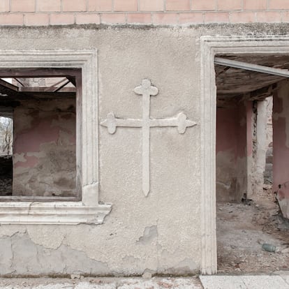 <p>Un edificio bombardeado en el pueblo de Gugutiantkari, situado junto a la tierra de nadie que se extiende entre los puntos de control georgianos y osetios más allá de la zona fronteriza oficial.</p> <p>El movimiento irregular de la frontera parece responder, sobre todo, al deseo de Rusia de adaptar lo que considera que es una frontera estatal a este viejo mapa soviético. Hasta el momento, el movimiento siempre ha sido hacia delante y, aunque a menudo se ha desplazado solo unos metros, otras veces el salto ha sido mayor. Y como la línea es tan poco clara y en muchos lugares todavía no está señalada, los aldeanos georgianos acaban a veces en el lado equivocado y son detenidos por los guardias fronterizos rusos o por los agentes de seguridad locales. </p>