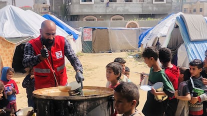 Niños palestinos reciben comida distribuida por el personal de la ONG Media Luna Roja Turca en Gaza, el 6 de abril de 2024.