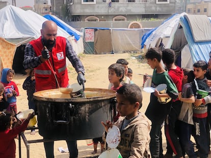 Niños palestinos reciben comida distribuida por el personal de la ONG Media Luna Roja Turca en Gaza, el 6 de abril de 2024.
