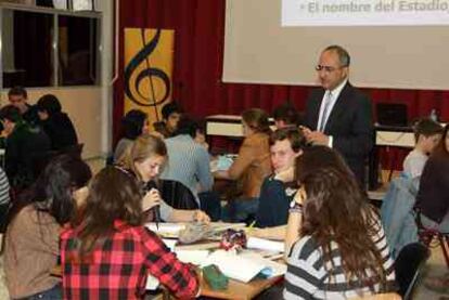 Una de las alumnas del Colegio Alemán lee su crónica en el taller 'Aprendamos a entender los medios de comunicación'.