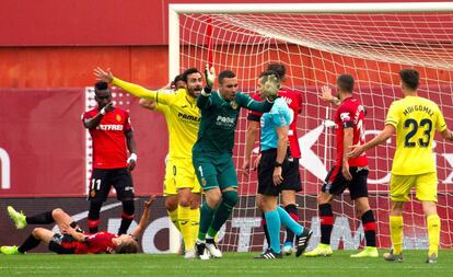 Los jugadores del Villarreal protestan el segundo penalti señalado al Mallorca.